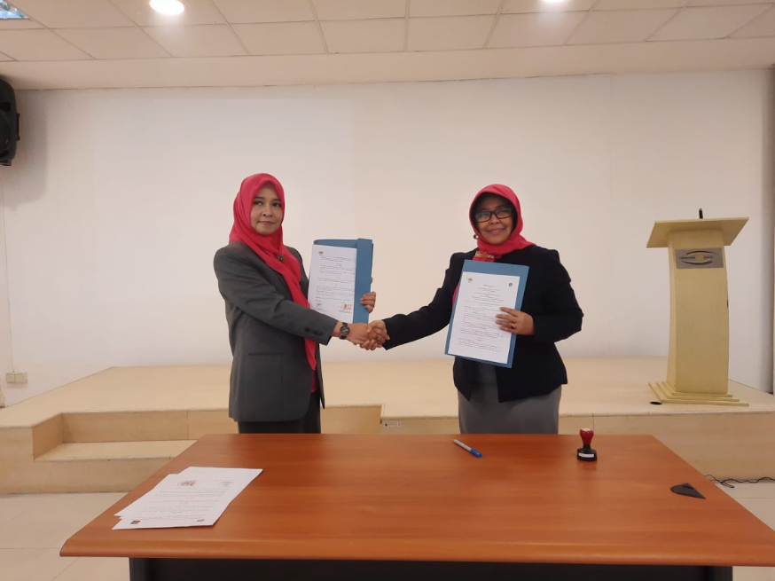 Sesi jabat tangan dan serah terima dokumen kerja sama resmi pengurus IPPRISIA Kota Depok