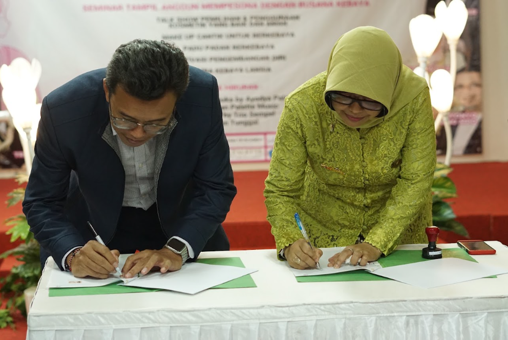 Sesi penandatanganan dokumen pengukuhan pengurus DPC IPPRISIA Kota Depok Masa Bakti 2022-2027