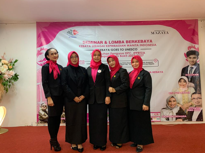 Foto bersama panitia dan pengurus DPC IPPRISIA Kota Depok pada Seminar Berkebaya