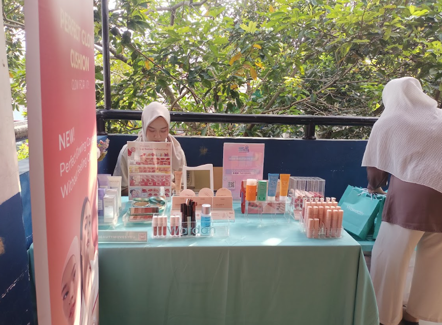 Booth bazar dan pameran produk kecantikan kecantikan Wardah pada acara IPPRISIA Depok