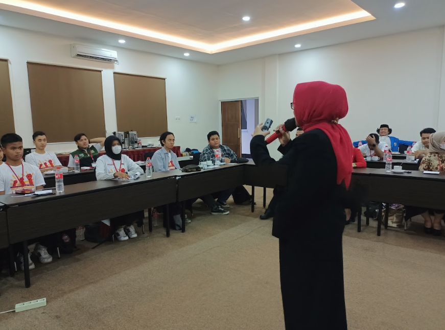 Sesi pemaparan materi pelatihan kepribadian dan kepemudaan oleh pengurus IPPRISIA Kota Depok