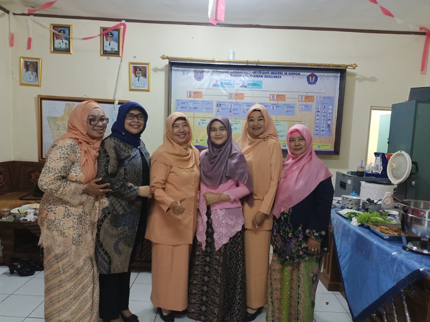 Pengurus IPPRISIA Kota Depok bersama jajaran UPTD SMP Negeri 10 Depok