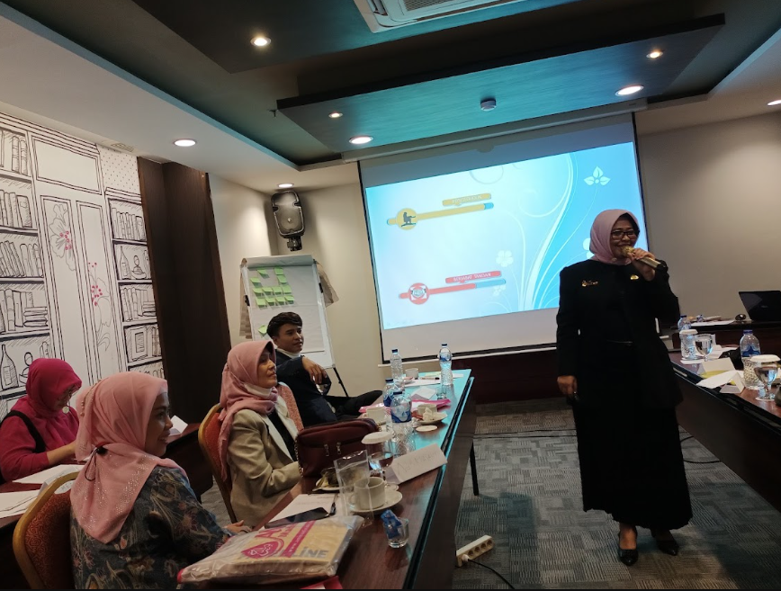 Pemaparan materi etika dan tata cara berjabat tangan oleh instruktur IPPRISIA di Favehotel Margonda