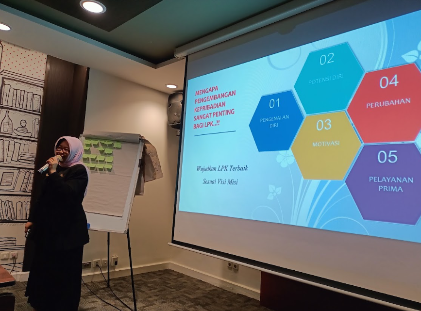 Sesi pemaparan materi seminar tentang pentingnya pengembangan kepribadian bagi LPK