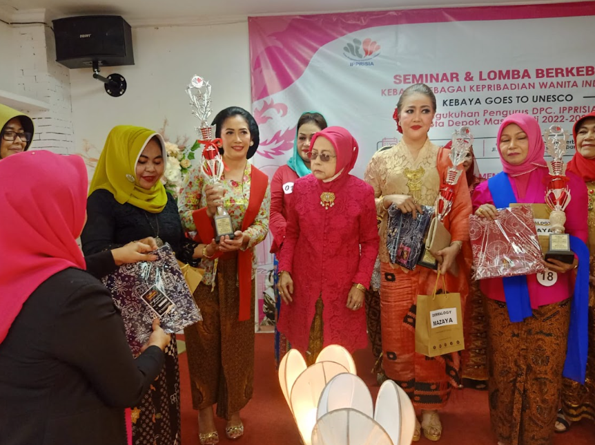 Sesi penyerahan trofi dan piala pemenang Lomba Berkebaya Kebaya Goes to UNESCO DPC IPPRISIA Kota Depok