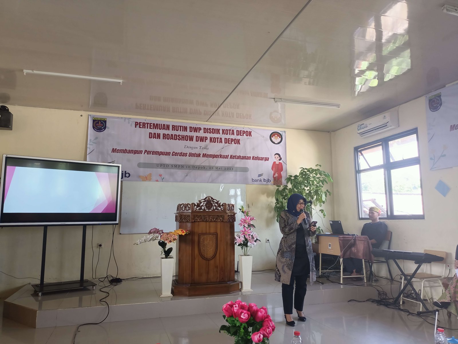 Narasumber menyampaikan materi dalam kegiatan Roadshow DWP Kota Depok di UPTD SMPN 10 Depok