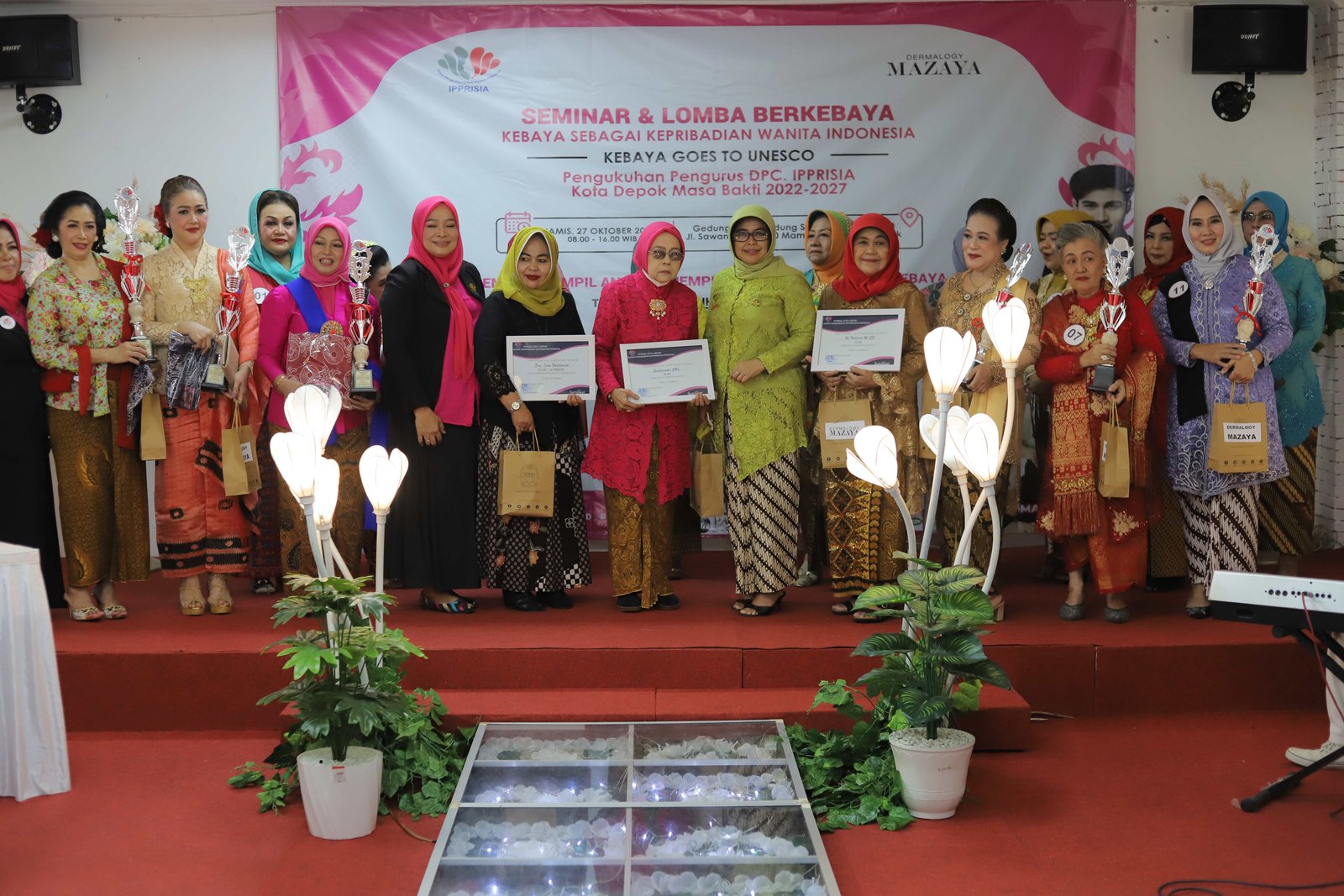 Narasumber menyampaikan materi pada Seminar dan Lomba Berkebaya IPPRISIA Kota Depok